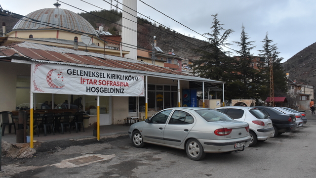 Gümüşhane'de bir köyde 22 yıl önce başlatılan iftar geleneği sürdürülüyor