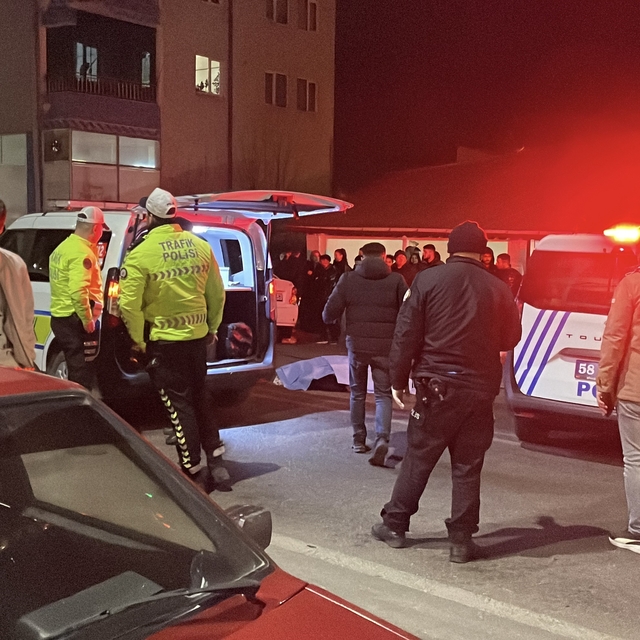 Teravih namazına giderken otomobilin çarptığı kadın hayatını kaybetti, geli...