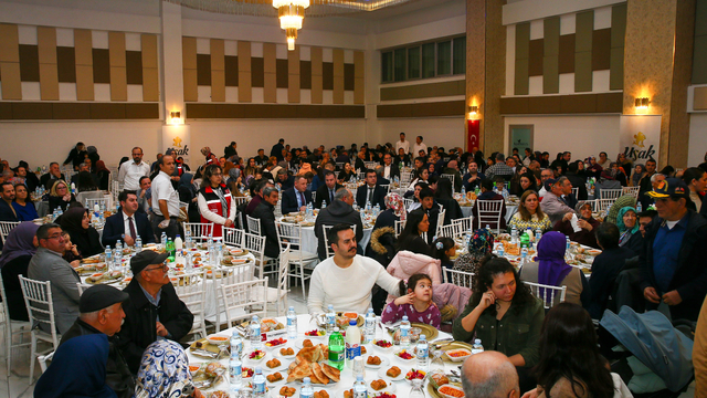 Uşak Valisi Aktaş, şehit aileleri ve gazilerle iftarda buluştu