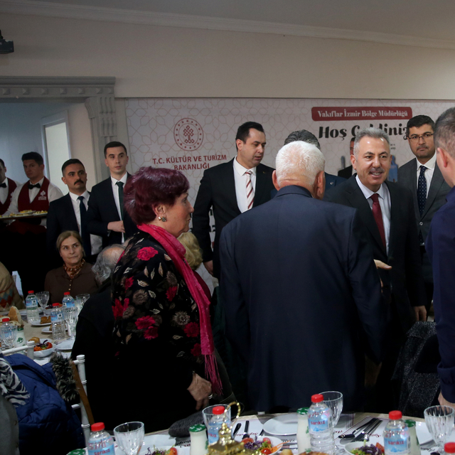 İzmir'de şehit yakınları ve gaziler "Büyük Aile Sofrası"nda buluştu