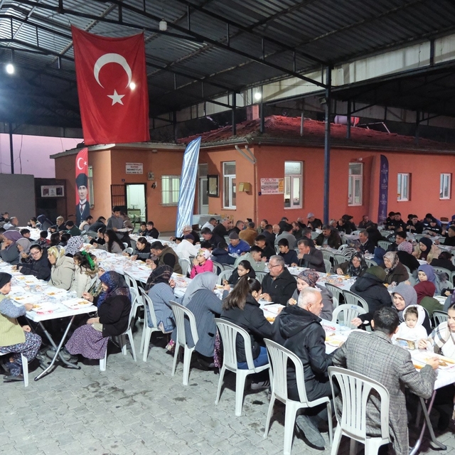 Başkan Erol ilk iftarını vatandaşlarla açtı