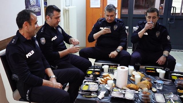 Isparta'da polisler ilk iftarını görev başında yaptı