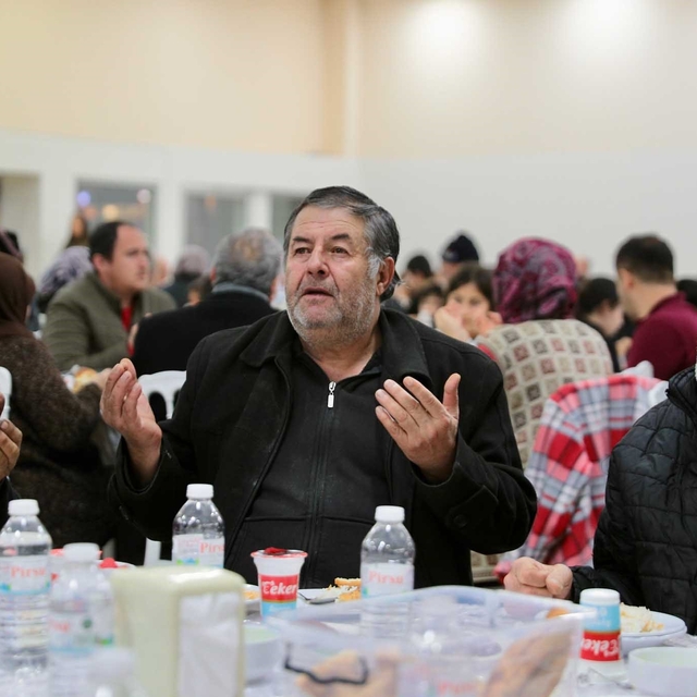 Aliağa'da ilk toplu iftar coşkusu