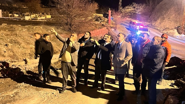 Vali yardımcıları dev kayaların düştüğü bölgede inceleme yaptı