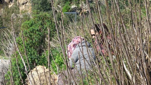 Engelli oğlu için falezlere çıktı, 2 saatte ikna edildi