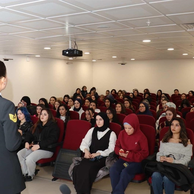 Erzincan'da kadın öğrencilere KADES bilgilendirmesi
