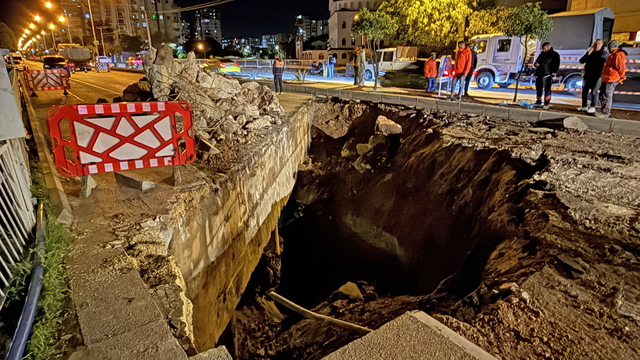 Mersin'de dere üstündeki köprünün bir kısmı çöktü