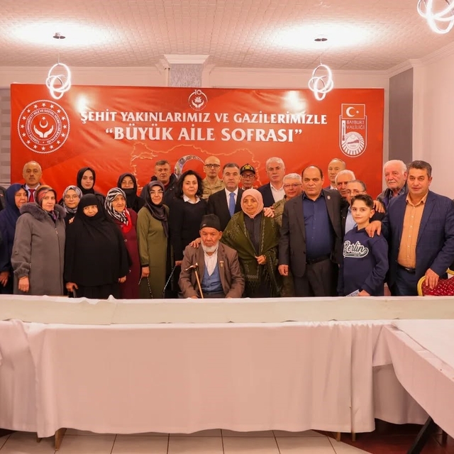 Bayburt'ta "Büyük Aile Sofraları" iftarı şehit aileleri ve gazilerle paylaş...
