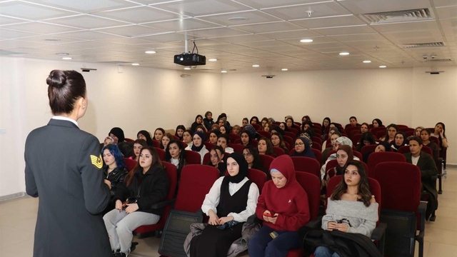 Erzincan'da kadın öğrencilere KADES bilgilendirmesi