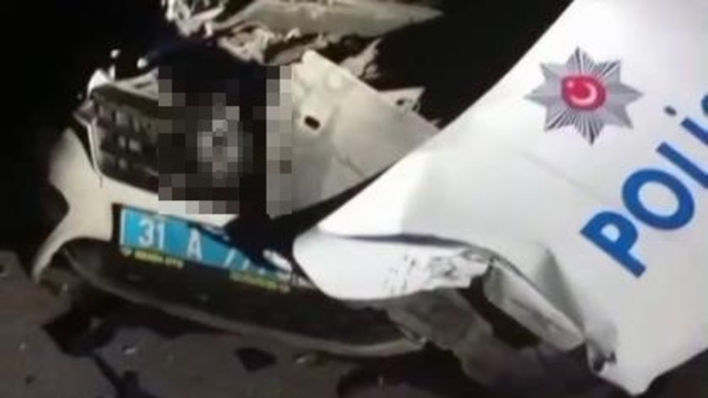 Alkollü sürücü polis aracına çarptı: 2 polis yaralı