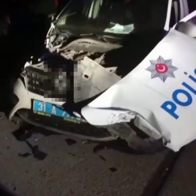 Alkollü sürücü polis aracına çarptı: 2 polis yaralı