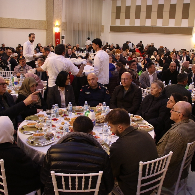 Vali Aktaş, Ramazan'ın ilk iftarında şehit yakınları ve gazilerle bir araya...