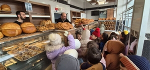 Kur'an kursu öğrencileri askıda ekmek uygulamasına destek verdi