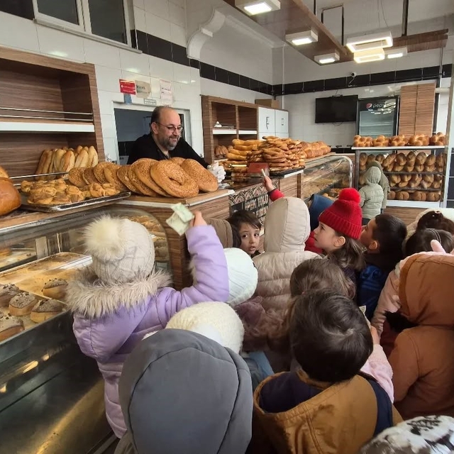 Kur'an kursu öğrencileri askıda ekmek uygulamasına destek verdi