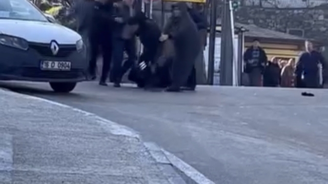 Trafikte tekme tokat yol verme kavgası
Taksici ile motosiklet sürücüsü tekme tokat kavga etti