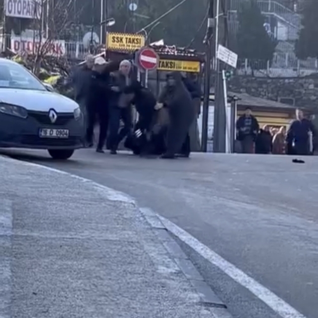 Trafikte tekme tokat yol verme kavgası
Taksici ile motosiklet sürücüsü tekm...