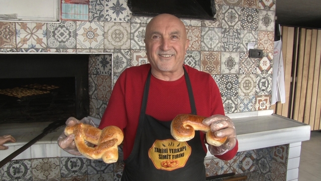 İftariyelik tabanca, kama, kılıç ve testiler çocukların gözdesi oldu
Bursa'da çocukların iple çektiği gelenek
93 yıllık gelenek bu ramazan da devam etti, çocuklar sıra oluyor