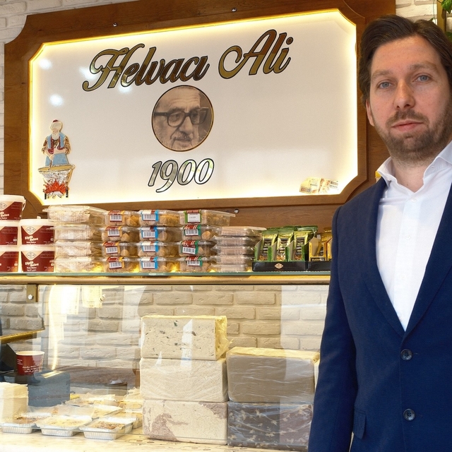 Dondurmalı irmik helvası iftarda hafif tatlı isteyenlerin tercihi olacak