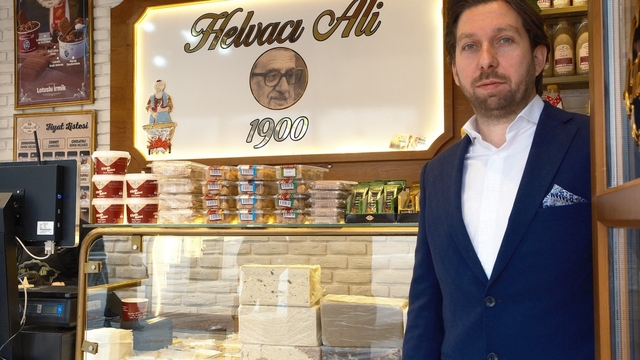 Dondurmalı irmik helvası iftarda hafif tatlı isteyenlerin tercihi olacak