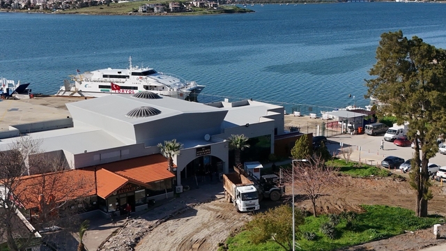 Ayvalık Deniz Hudut Kapısı önünde meydan düzenlemesi başlatıldı