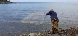 Bu iftarda kefaller 'Fatma Teyze'den'
Rize'de deniz kenarında saçma ile bal...