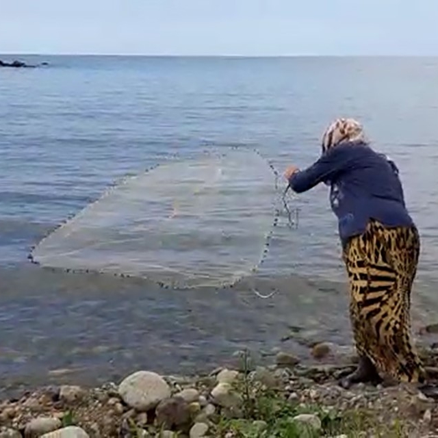 Bu iftarda kefaller 'Fatma Teyze'den'
Rize'de deniz kenarında saçma ile bal...