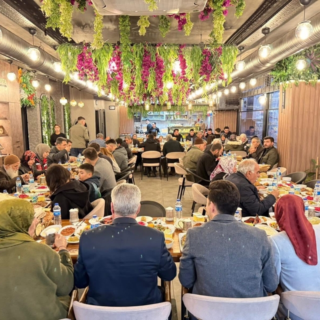 Çermik Kaymakamı Karataş, ilk iftar sofrasında şehit aileleri ile buluştu