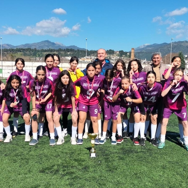 Nazilli Beşeylül Ortaokulu kız futbol takımı il şampiyonu oldu