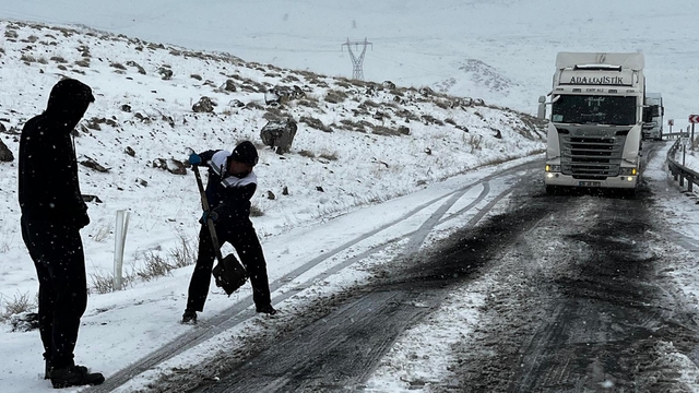 Buz tutan rampada TIR şoförleri mahsur kaldı