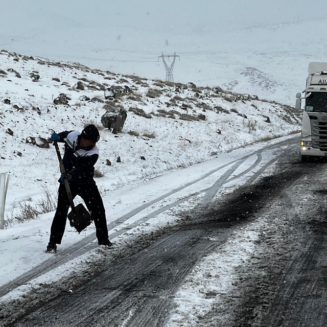 Buz tutan rampada TIR şoförleri mahsur kaldı