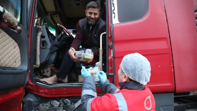 Ordu'da yolda olanlara iftar yemeği ikramı sürüyor