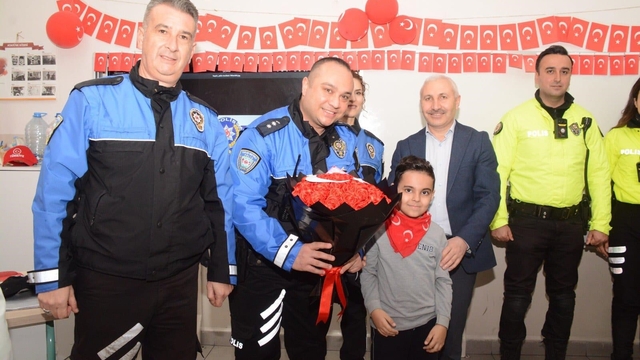 Bursa'da polislerden ilkokul öğrencilerine güvenlik eğitimi