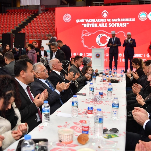 Kayseri protokolü, ilk iftarı şehit aileleriyle açtı