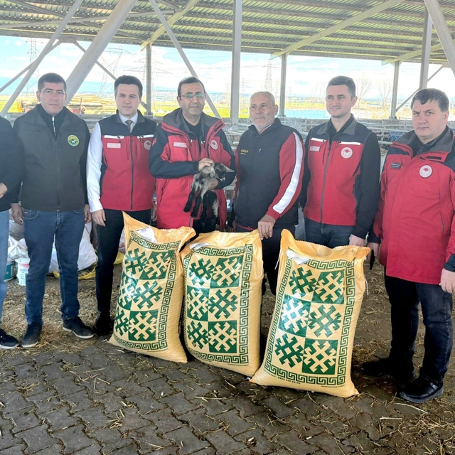 Ezine'de taşkından etkilenen yetiştiricilere yem desteği