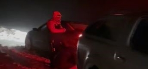 Kar ve tipiden yolda mahsur kalan vatandaşları AFAD ekipleri kurtardı