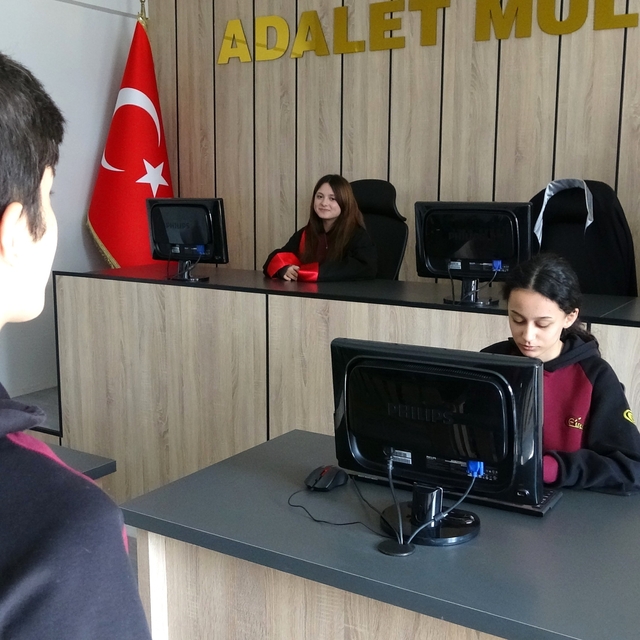 Temsili duruşma salonunda meslek öğreniyorlar
Kütahya Germiyan Ticaret Mesl...