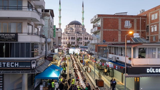 Didim'de vatandaşlar, Didim Belediyesi'nin iftar sofralarında bir araya geldi