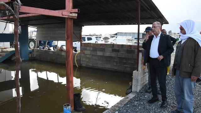 Başkan Yapar, aşırı yağışla birlikte sular altında kalan Aşağıoba Mahallesi'nde incelemelerde bulundu