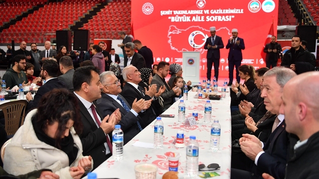 Kayseri protokolü, ilk iftarı şehit aileleriyle açtı