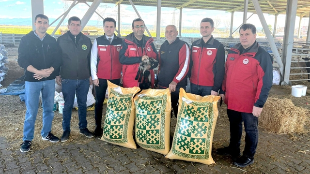 Ezine'de taşkından etkilenen yetiştiricilere yem desteği