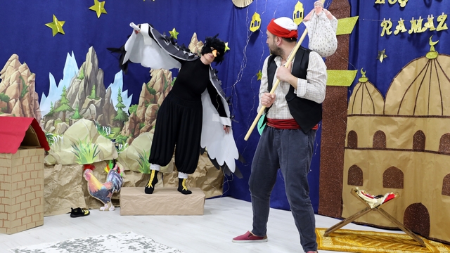 Ramazan değerleri sahnede hayat buldu
Gönüllü öğretmenler, miniklere Ramazan'ı tiyatroyla anlattılar