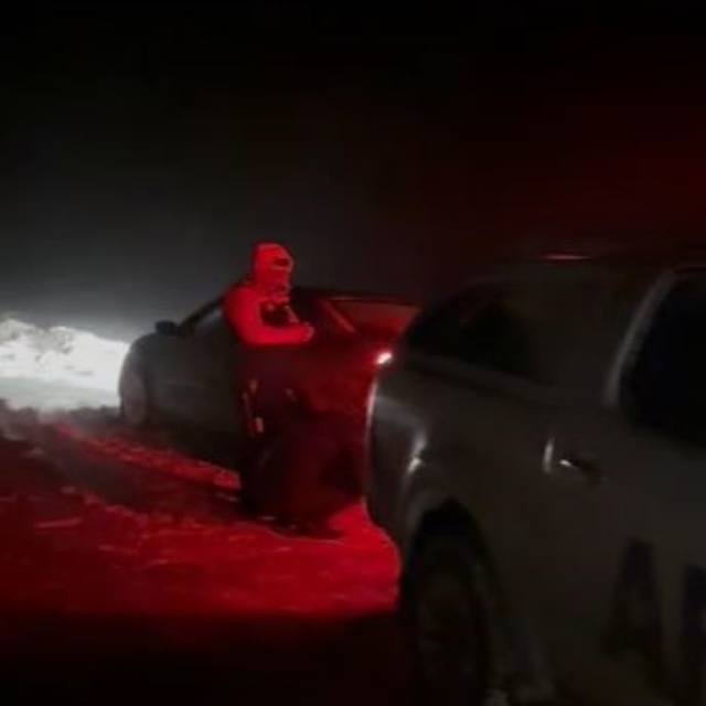 Kar ve tipiden yolda mahsur kalan vatandaşları AFAD ekipleri kurtardı