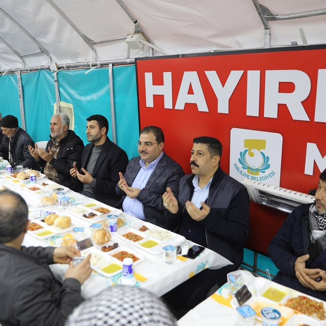 Haliliye'de kurulan iftar çadırında yüzlerce vatandaş aynı sofrada buluştu