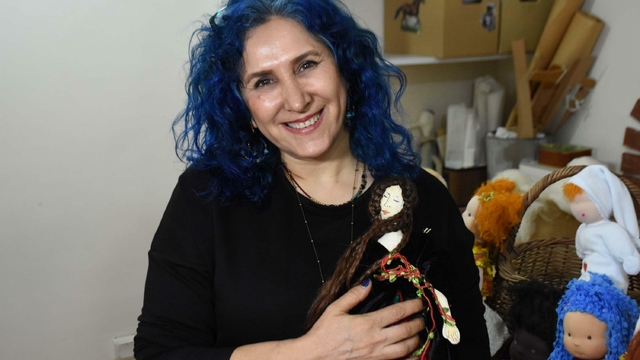 Evlat hasretini bez bebeklerle dindirdi