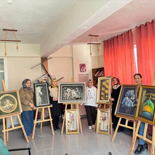 Çorum'da kadınlar rölyef sanatıyla hem üretiyor hem sosyalleşiyor