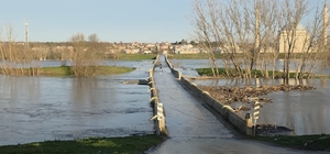 Tunca Nehri'nde turuncu alarm sürüyor, Sarayiçi'nde su yayılımı devam ediyo...