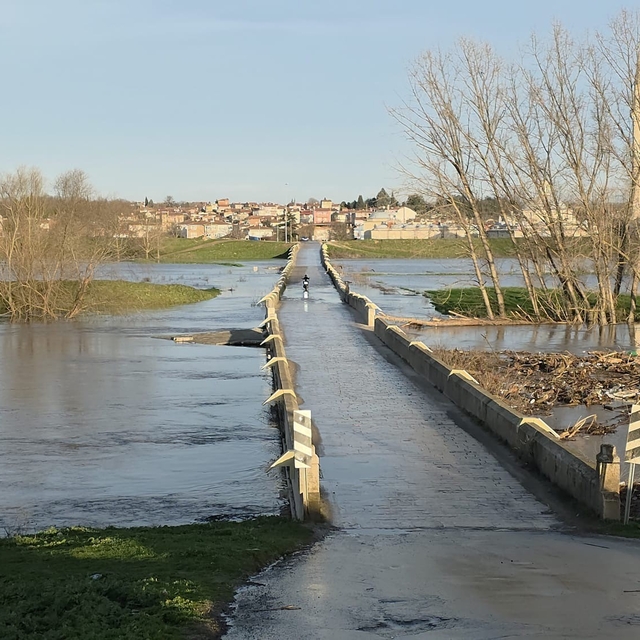 Tunca Nehri'nde turuncu alarm sürüyor, Sarayiçi'nde su yayılımı devam ediyo...