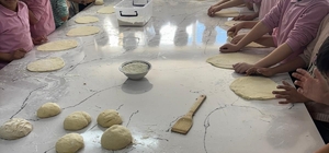 Miniklerin pişirdikleri sıcacık pideler kalpleri de ısıttı