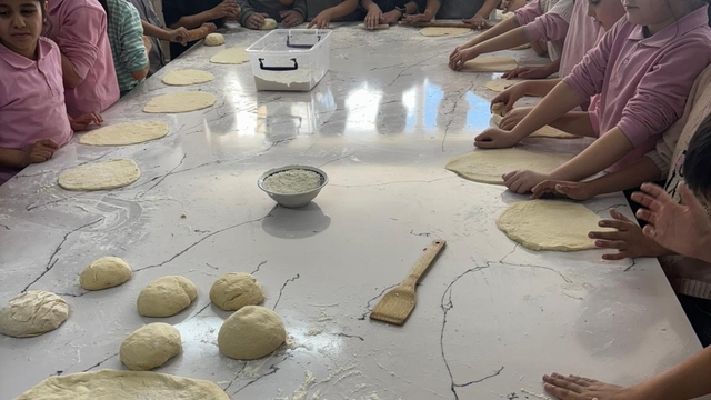 Miniklerin pişirdikleri sıcacık pideler kalpleri de ısıttı