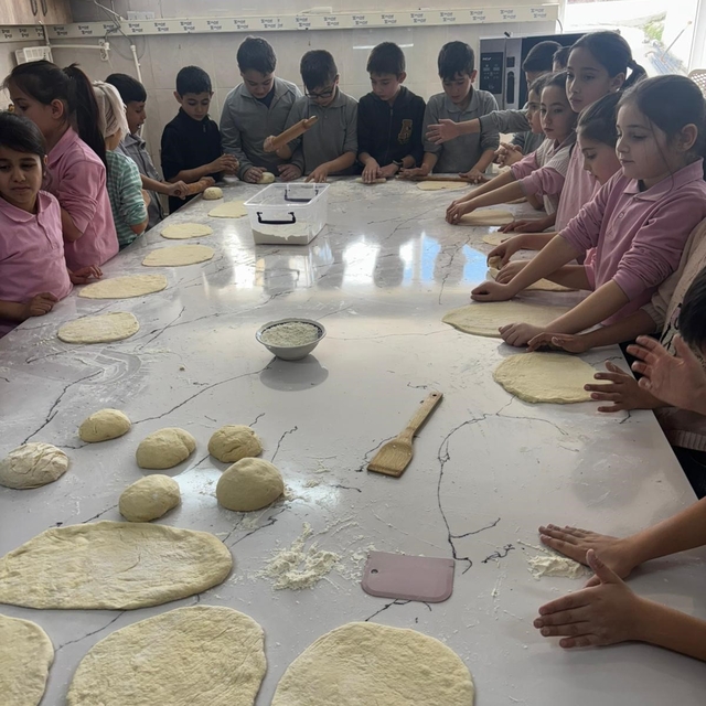 Miniklerin pişirdikleri sıcacık pideler kalpleri de ısıttı